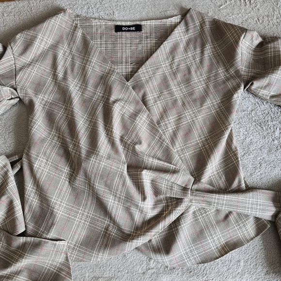 Do+Be Plaid Wrap Top with tiered bell sleeves size medium - Picture 10 of 16